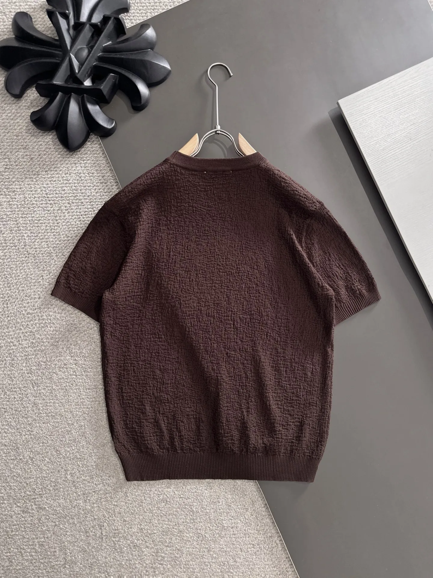 Next day shipment LP high quality Loro Piana 26ss New Arrival men's short-sleeved T-shirt Made of combed cotton yarn knitted cotton fabric, no pressure when entering and exiting the counter Exclusive control of raw materials It feels substantial when weighed, and the upper body is more textured than ordinary T-shirts. This texture can cope with the weather easily and is suitable for both hot and cold! Loose fit design, looks noble. The only correct version is available Size: M to XXXL